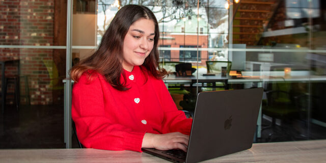 CN_SarahPayne_candid_office_900x450